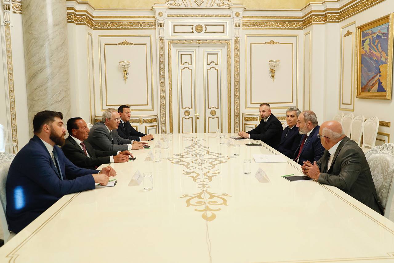 Пашинян встретился с представителями внепарламентских сил