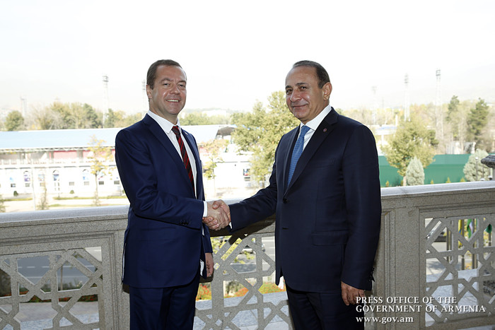 Премьеры Армении и России провели встречу на полях саммита в Душанбе