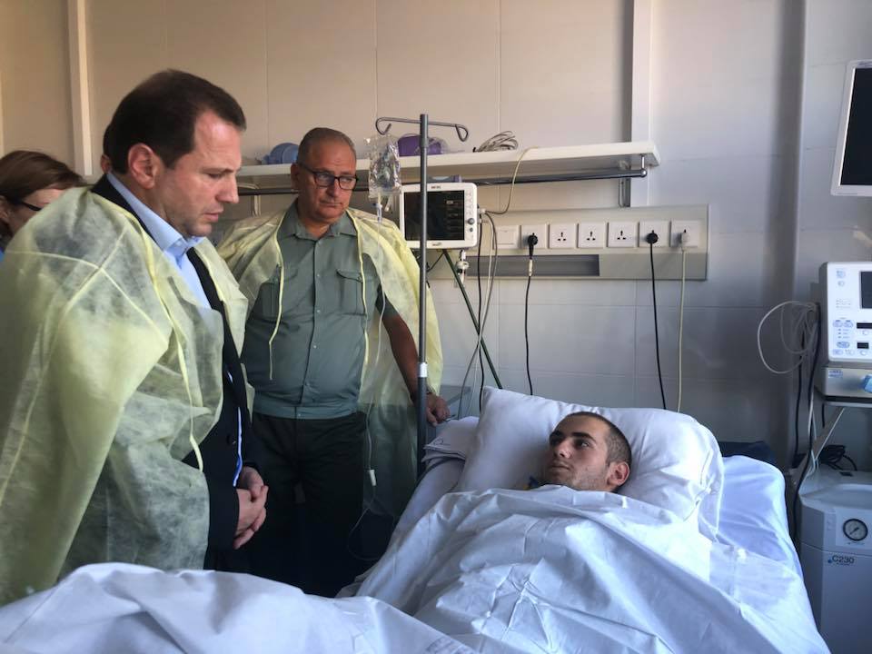 Министр обороны Армении посетил в госпитале раненого на передовой Артура Геворкяна