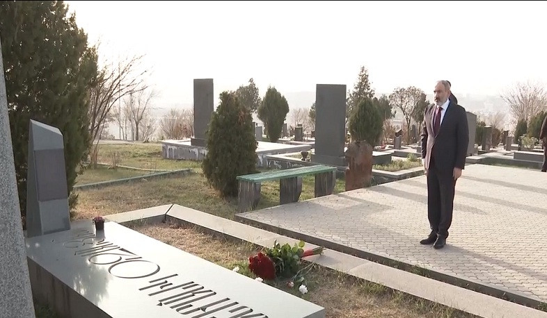Премьер-министр Армении Никол Пашинян почтил память героев Апрельской войны 2016 года