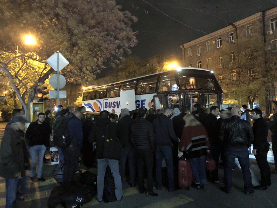 Организован вывоз россиян на автобусах из Армении через территорию Грузии - посольство