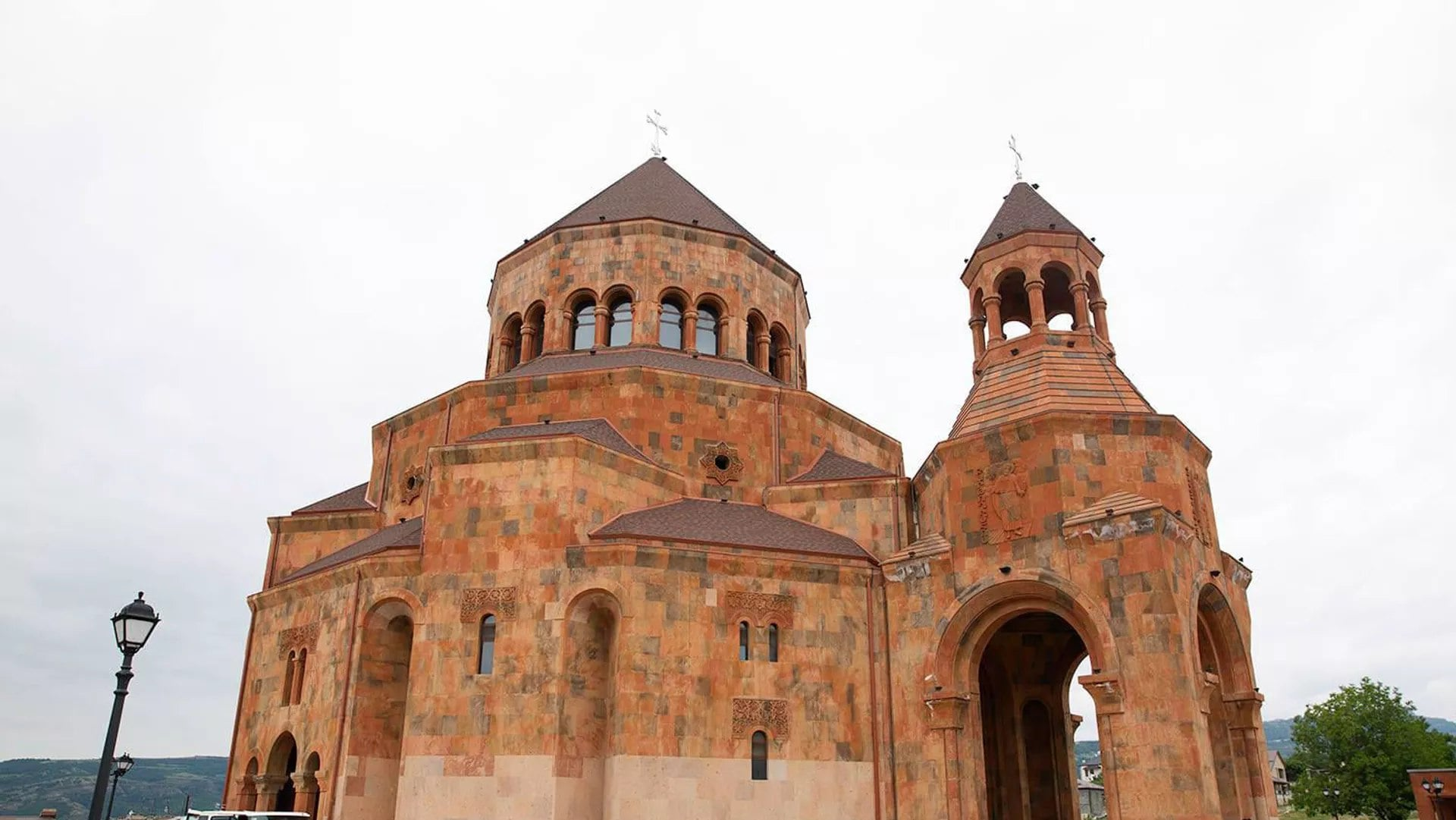 «Ай Дат» осудил снос кафедрального собора в Степанакерте