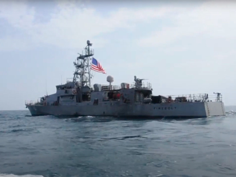 Корабль ВМС США произвел предупредительные выстрелы в сторону иранских катеров
