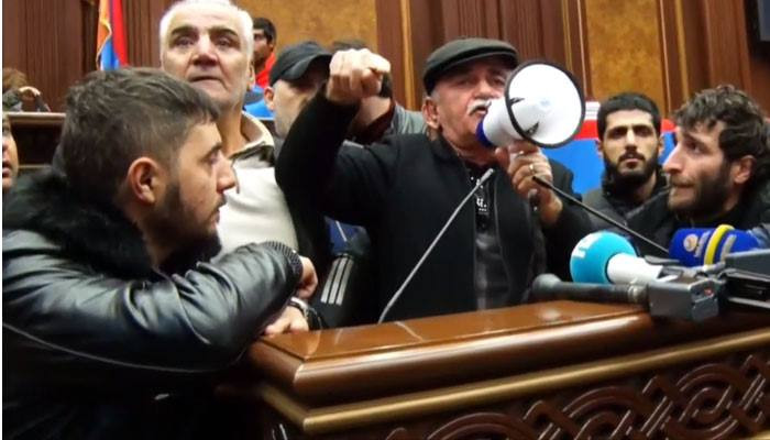 Демонстранты дали два часа депутатам блока «Мой шаг»