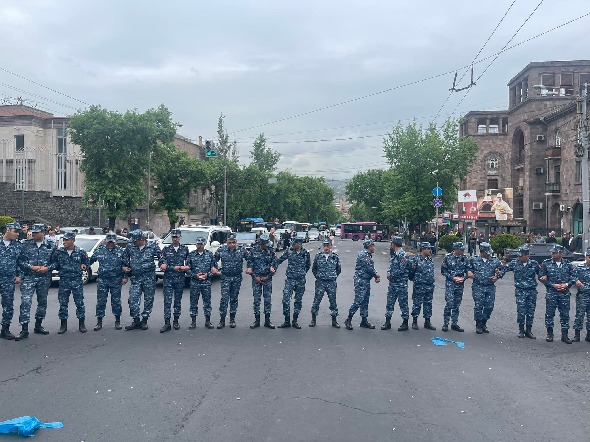 Ночь и утро в центре Еревана: оппозиционные силы начали масштабные акции протеста (ФОТО)