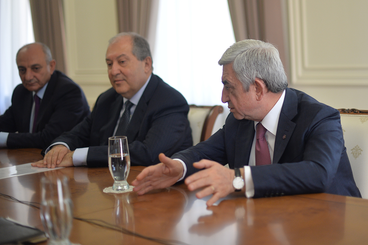 Серж Саргсян не обсуждал вопрос введения чрезвычайного положения в Армении – Петросян