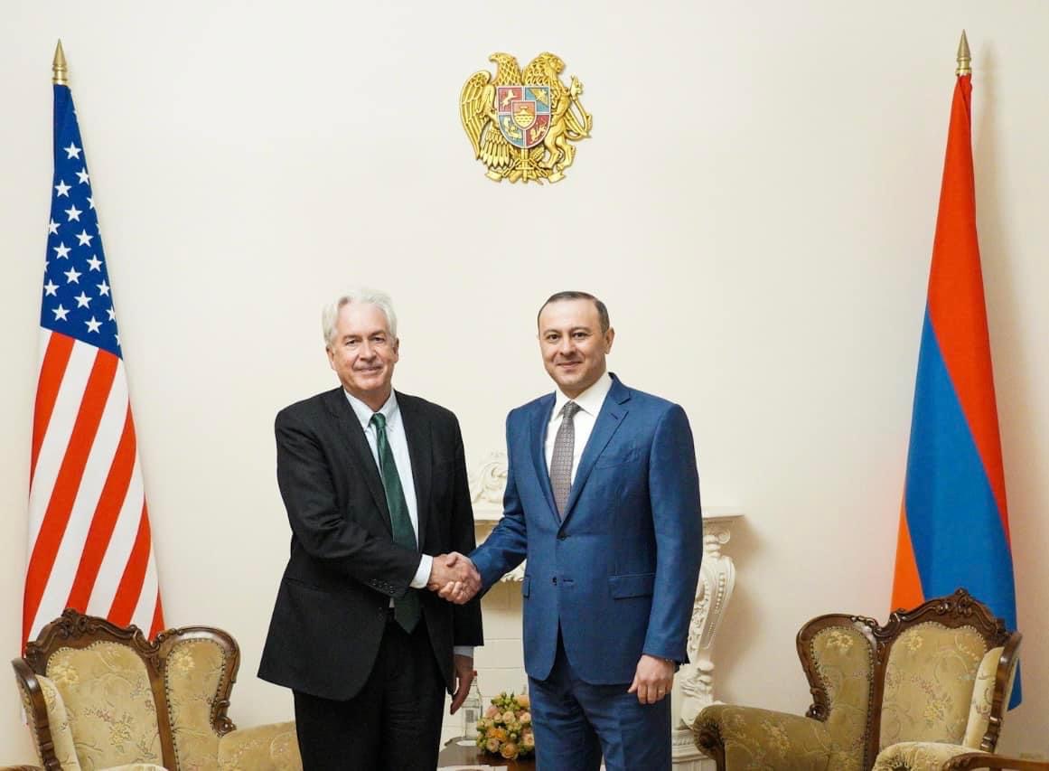 Секретарь Совбеза Армении обсудил с главой ЦРУ переговоры с Азербайджаном и Турцией