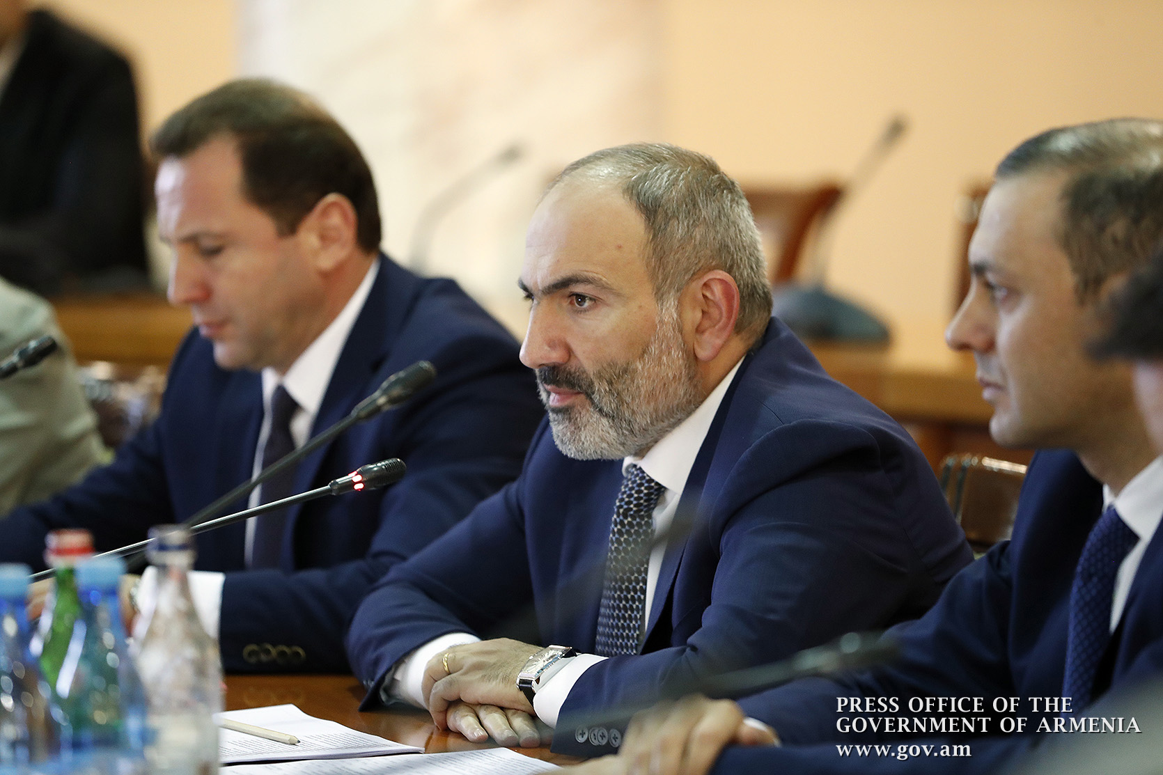 Правительство обеспечивает поставки вооружений и техники в нормальном режиме - Пашинян