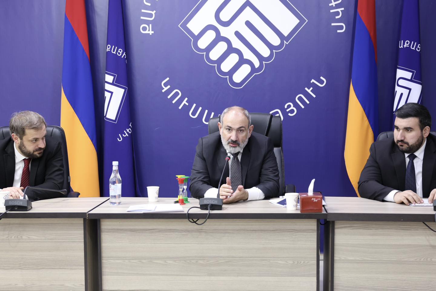 Пашинян провел заседание правящей партии