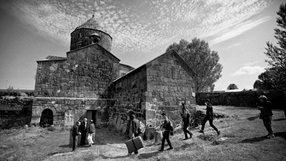Тайная церемония в армянском монастыре: мятежное духовенство объявило о создании братства 