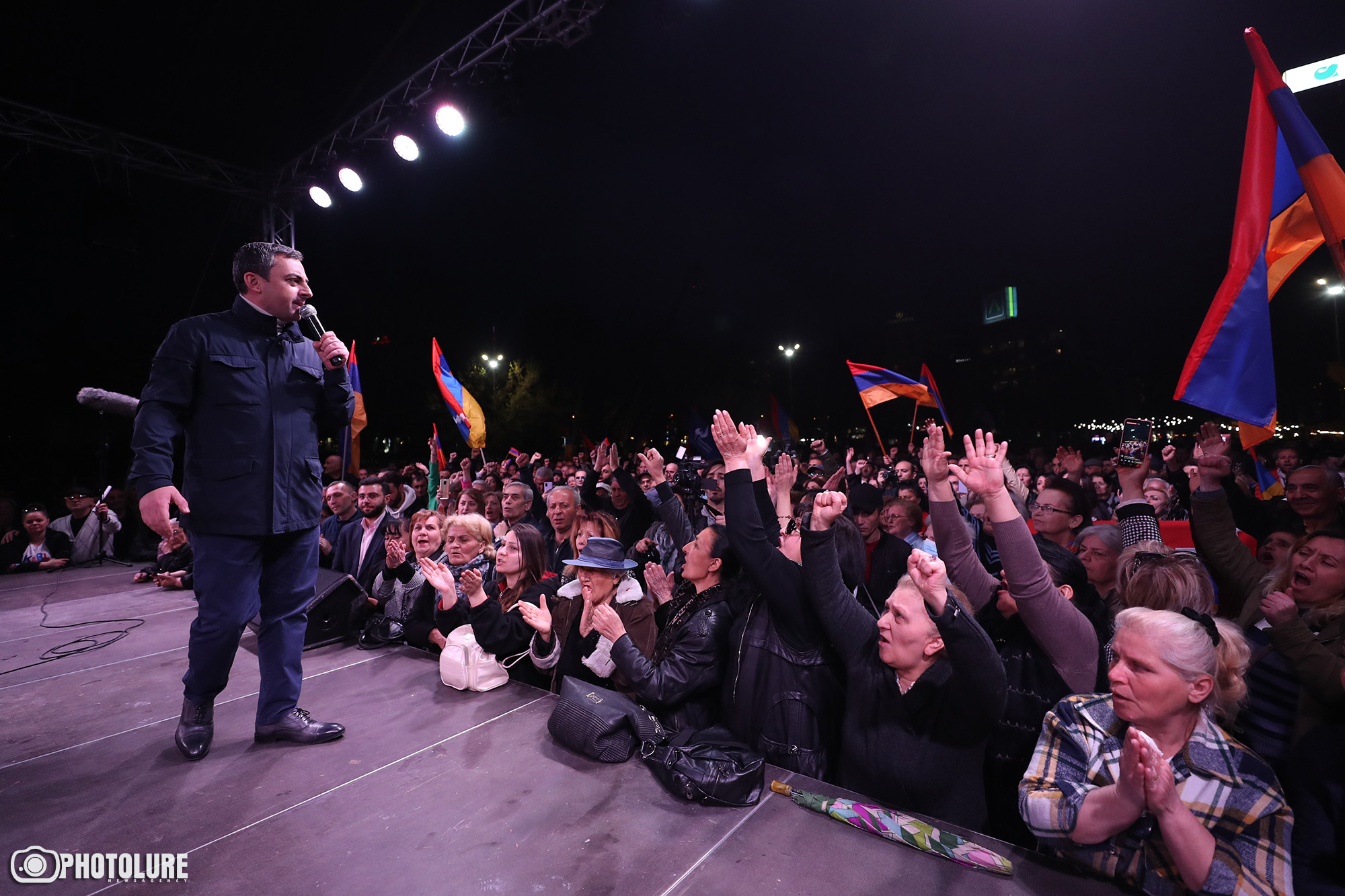 Демонстранты перекрыли площадь Франции в центре Еревана