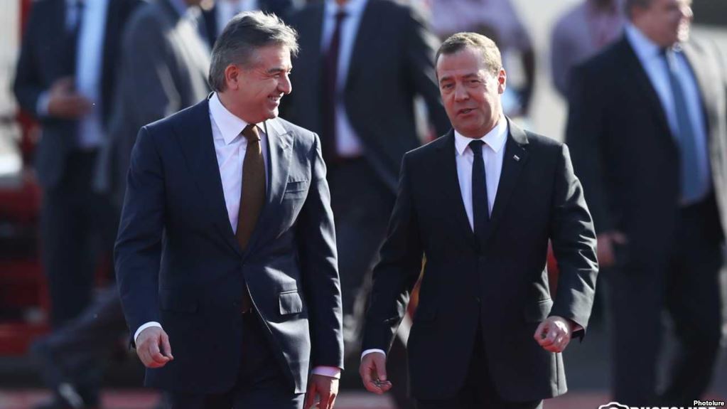 Карен Карапетян в последний раз поздравил Дмитрия Медведева с годовщиной Великой победы