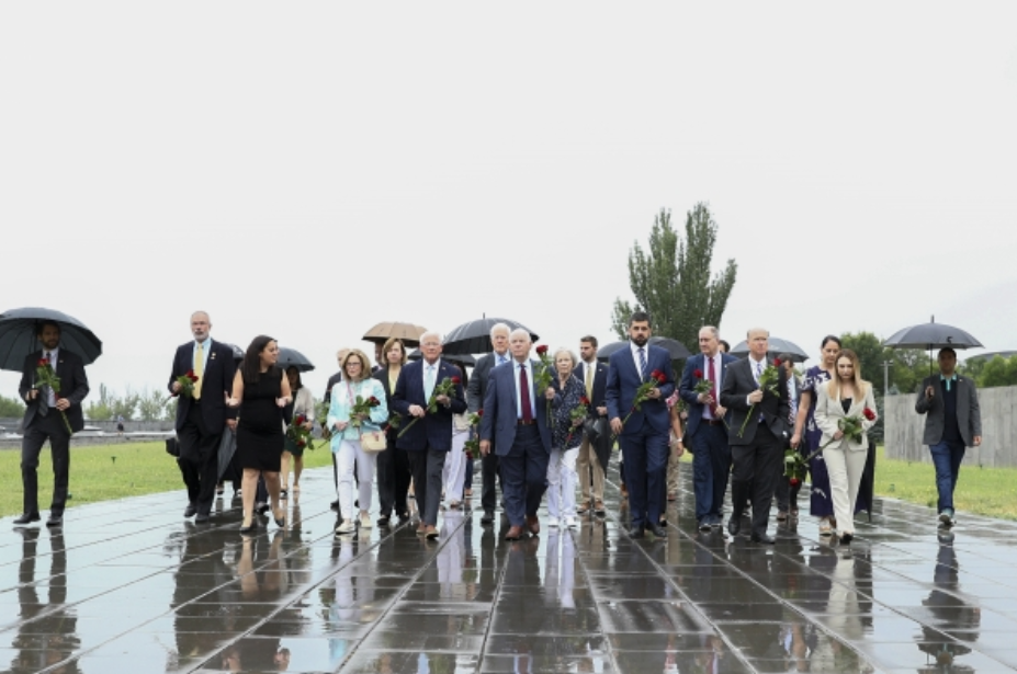 Делегация во главе с сенатором США Роджером Уикером посетила мемориал в Цицернакаберде