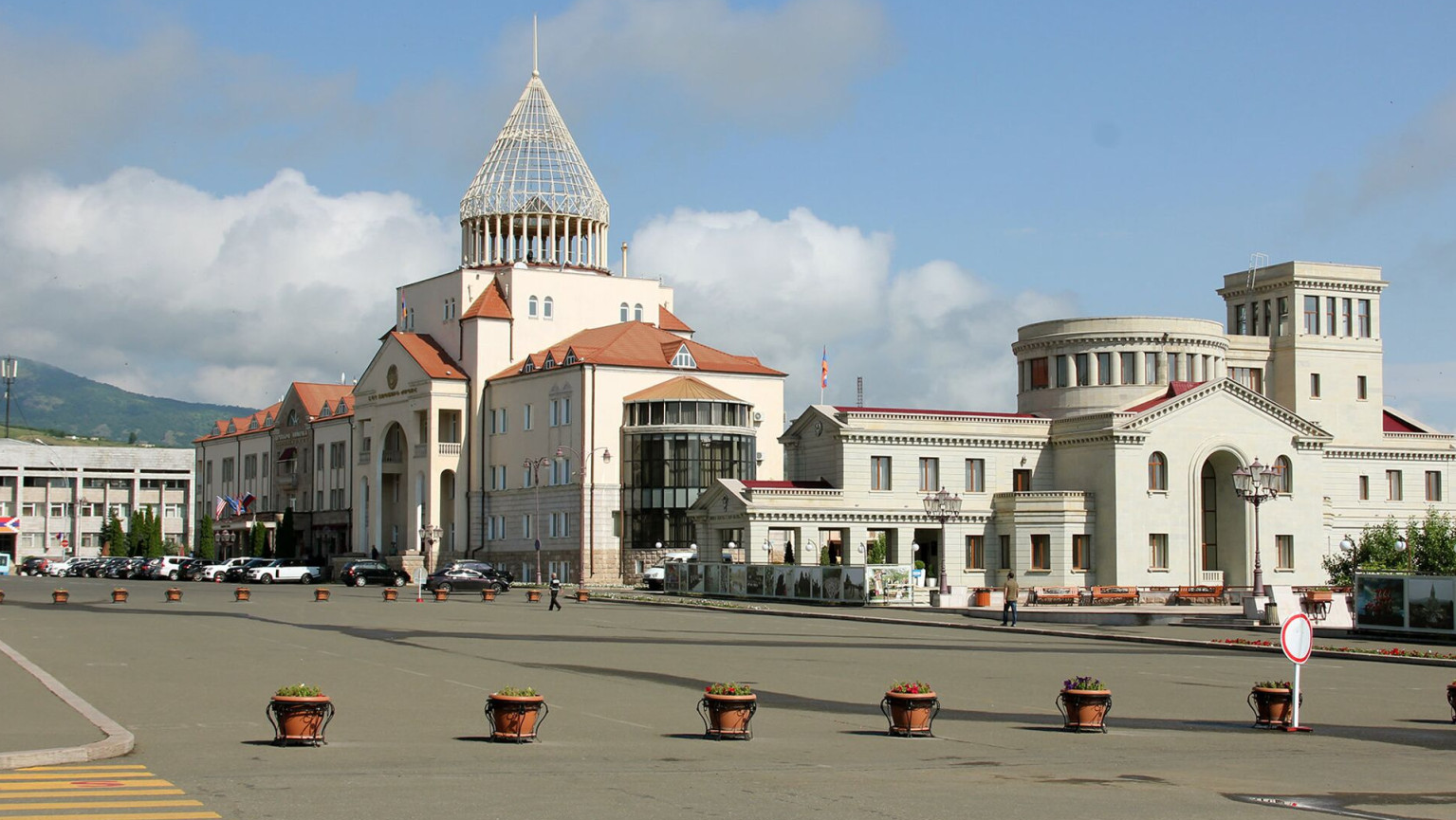 10 армян, остававшихся в Нагорном Карабахе, прибыли в Армению