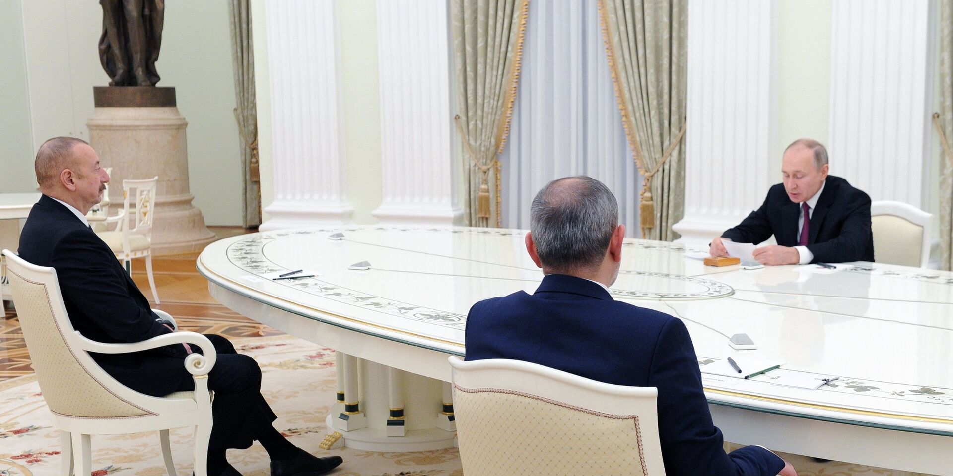 Трехсторонней встречи Путина с Алиевым и Пашиняном на саммите СНГ не будет - Песков 