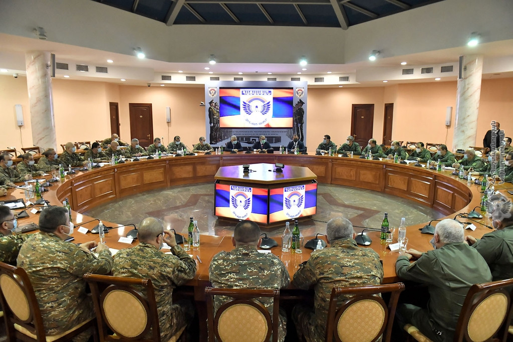 Пашинян представил генералитету нового министра обороны Вагаршака Арутюняна 