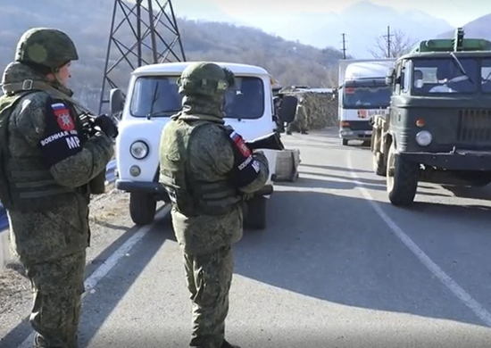Российские миротворцы обеспечили безопасный транзит азербайджанских колонн с гумгрузом 