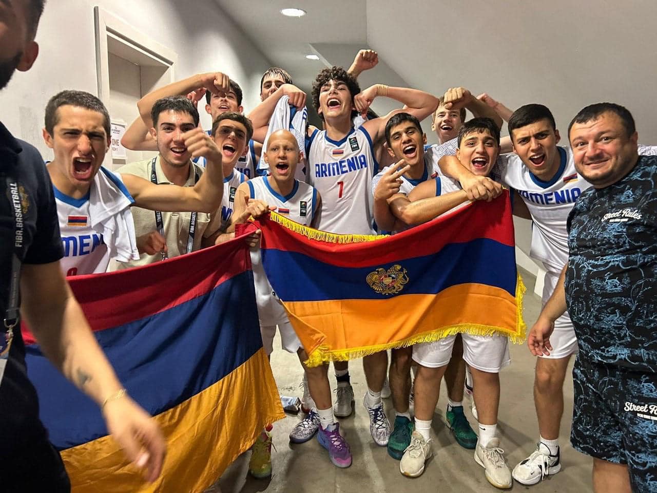 Сборная Армении по баскетболу победила сборную Азербайджана, став бронзовым призёром ЧЕ