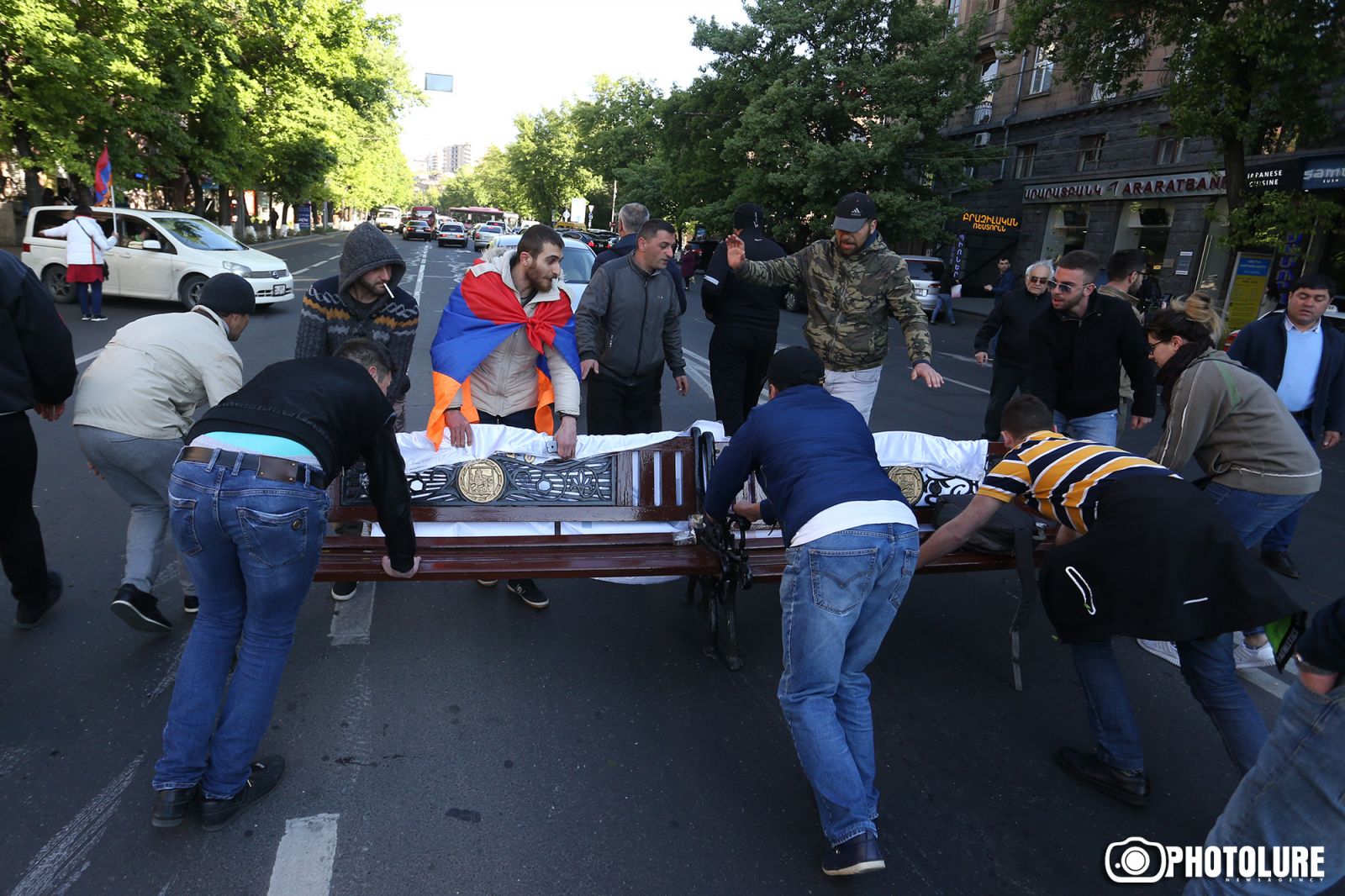 Студенты ереванских вузов с утра перекрыли центральные улицы Еревана (live)