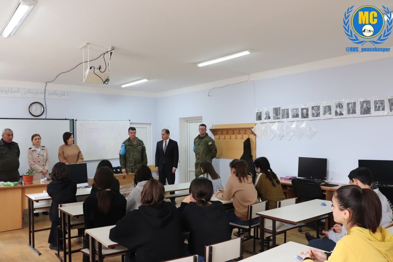 Российские миротворцы совместно с благотворителями провели гумакцию в школах Арцаха 