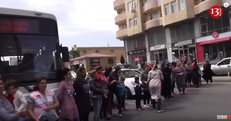 Алиеву плевать на нас: B Баку беженцы из Карабаха перекрыли автомобильное движение (видео)