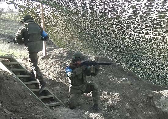 Миротворцы РФ отработали действия с применением БТР-82А на наблюдательном посту в Карабахе