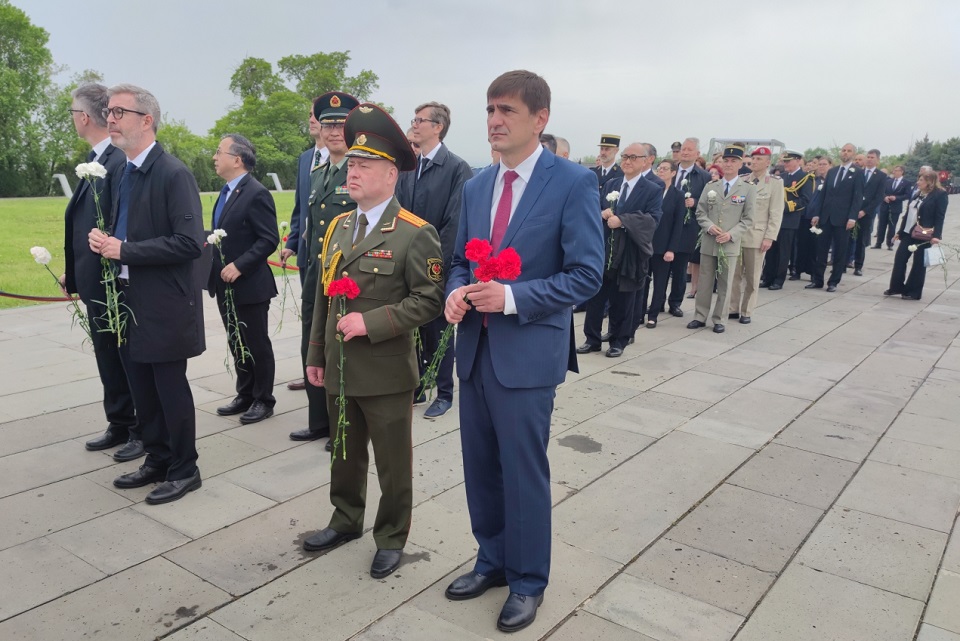 Дипломаты посольства Беларуси в РА возложили цветы в мемориальном комплексе Цицернакаберд