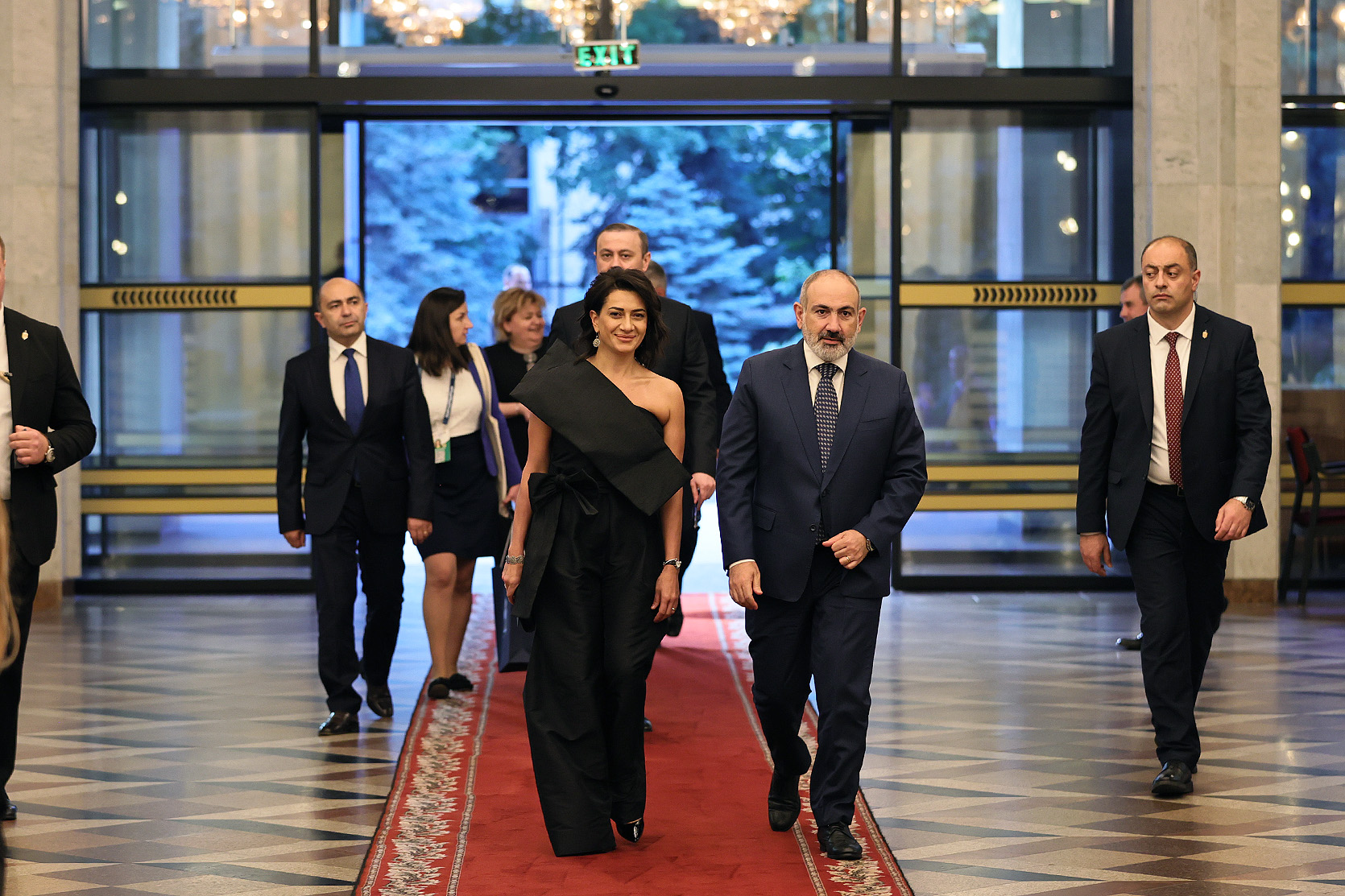 Пашинян вместе с супругой посетил концерт в рамках саммита Европейского политсообщества