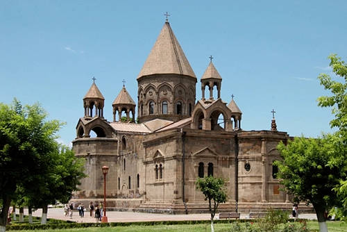 Высший духовный совет Армянской церкви призвал госслужбы строго соблюдать законодательство