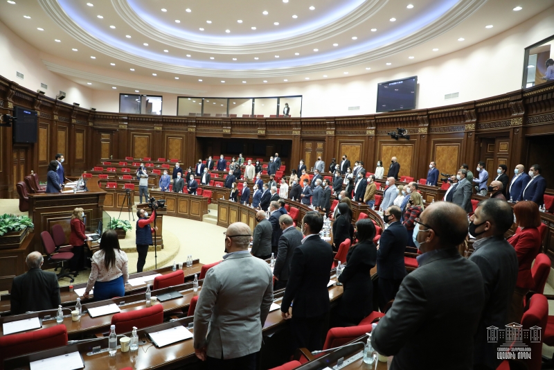 «Контрмеморандумы», сенсационные заявления и безысходность: Парламент за неделю 
