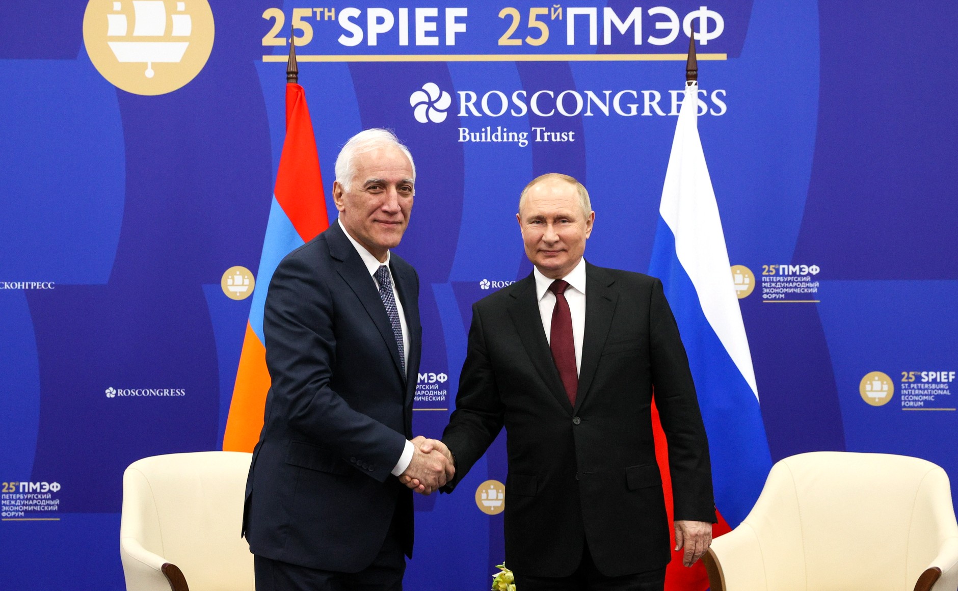 Президент Армении на встрече с Путиным попросил помогать армянскому руководству