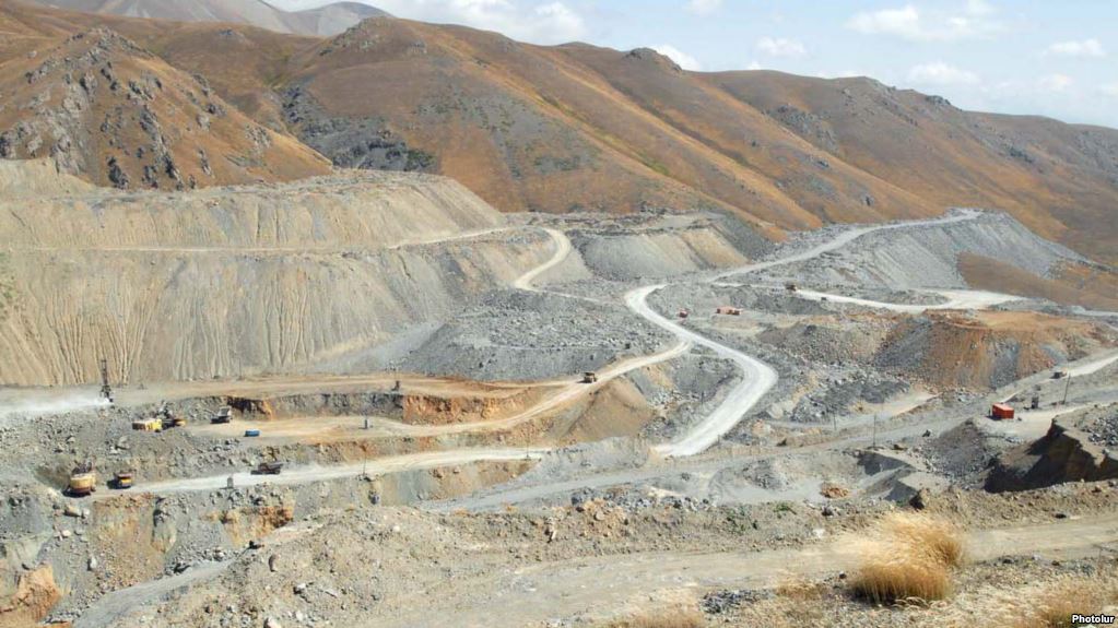 Азербайджан завел уголовное дело против золотодобывающих компаний в Карабахе