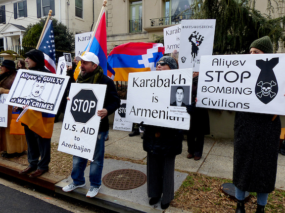 Армянская диаспора провела акцию у посольства Азербайджана в Вашингтоне (фото)
