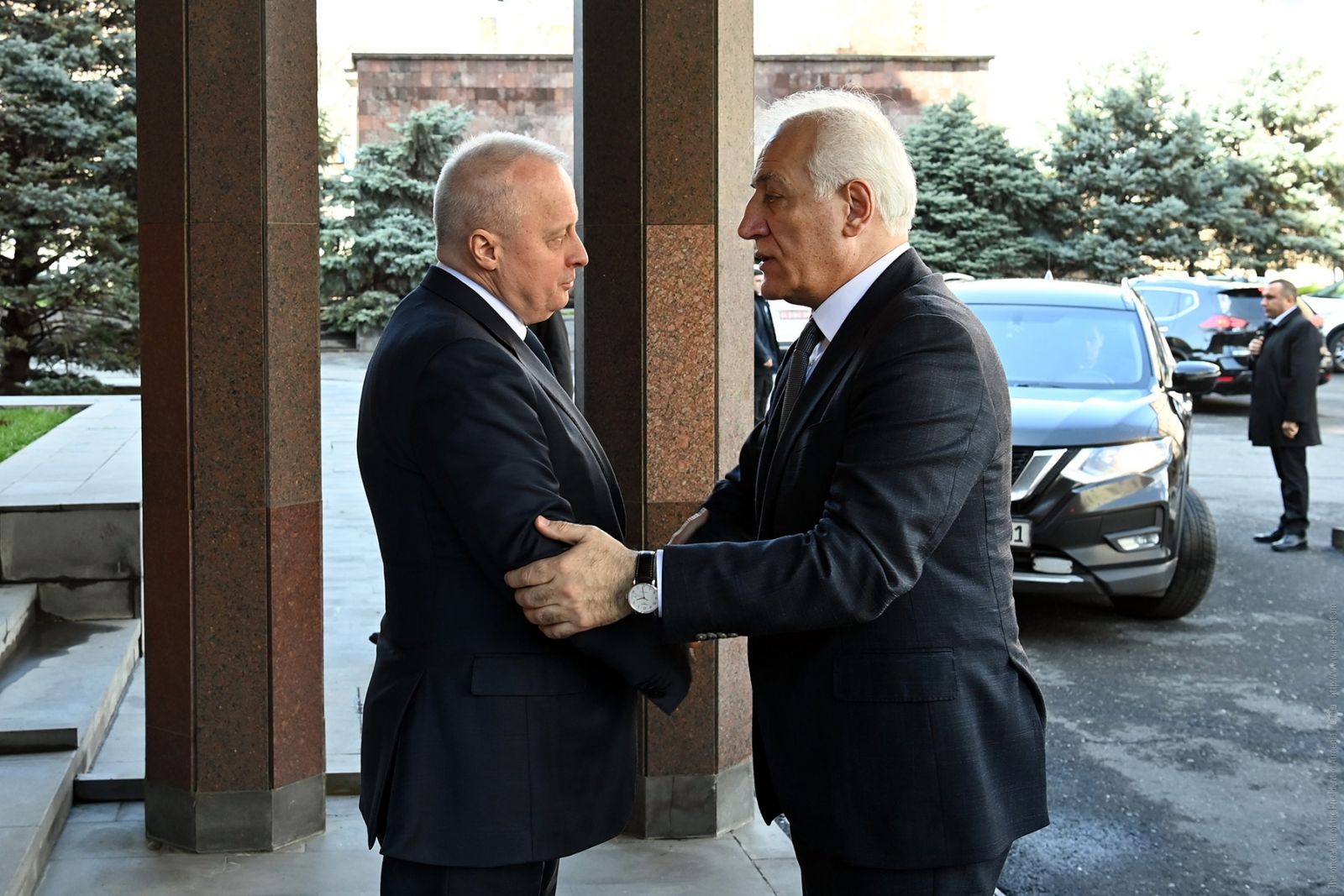 Президент Армении посетил посольство РФ и оставил запись в книге соболезнований