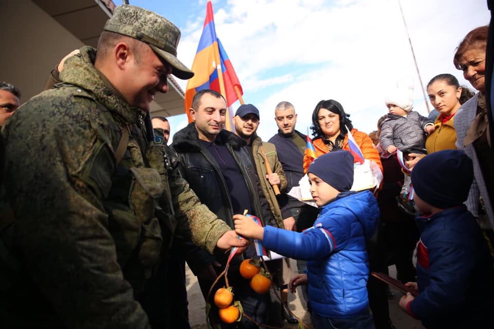 Мэр Степанакерта поздравил российских миротворцев с профессиональным праздником 