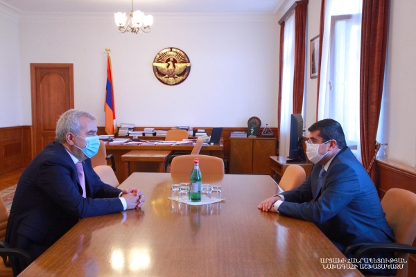 Арутюнян и Кочарян обсудили проведение согласованной политики в двух армянских республиках