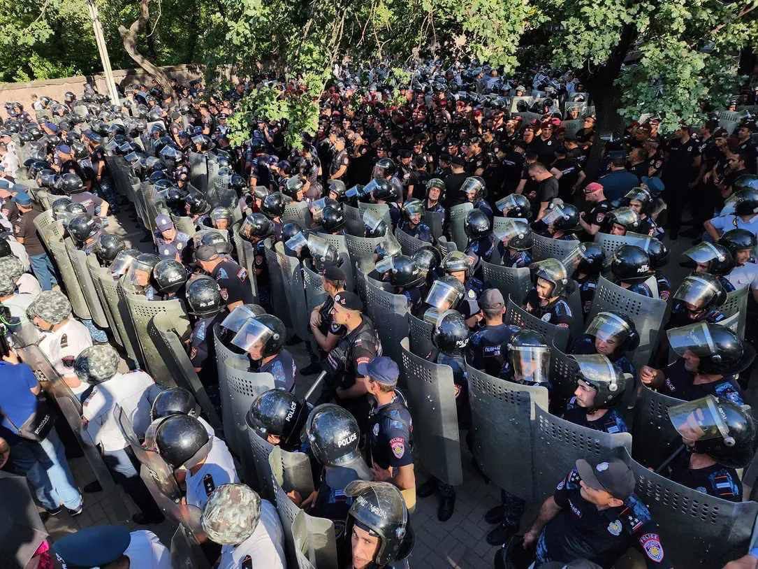 МВД распространило заявление: Демонстранты отобрали у полицейских каски и дубинки