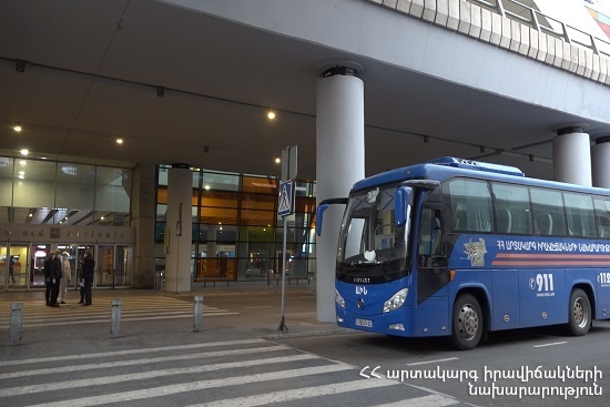 Прибывшие в Армению пассажиры из РФ перевезены в места изоляции на автобусах МЧС (ВИДЕО)
