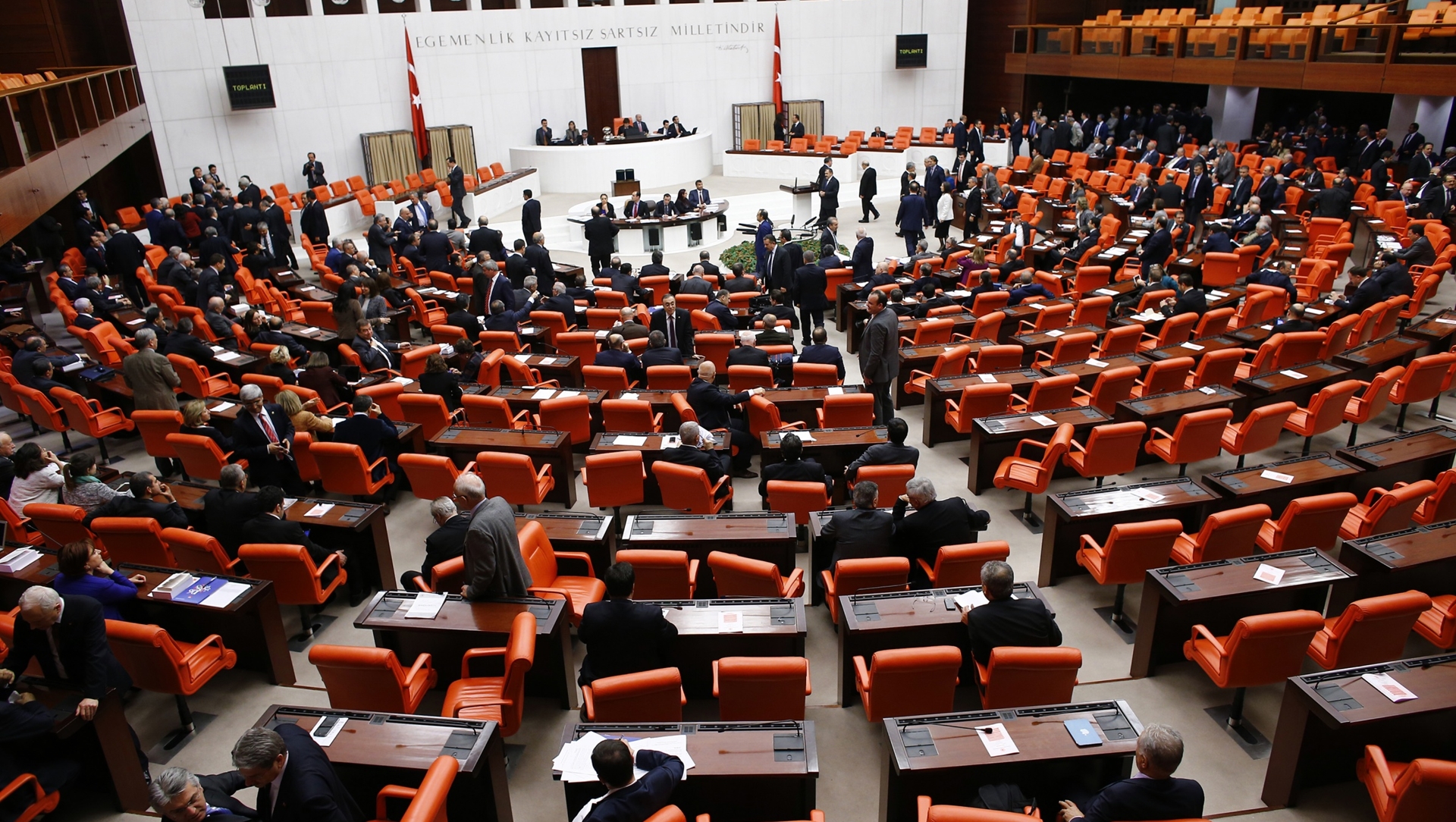 Депутаты Народно-республиканской партии проводят акцию в парламенте Турции
