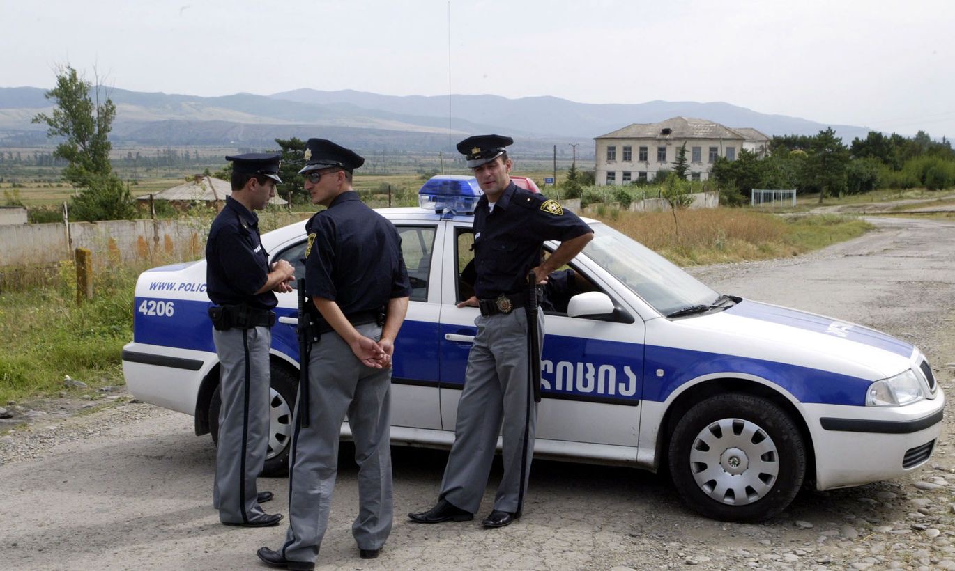 Двое жителей Зугдиди были ранены полицией при попытке контрабанды сигарет из Абхазии