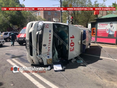 В Ереване машина скорой помощи попала в аварию и перевернулась  