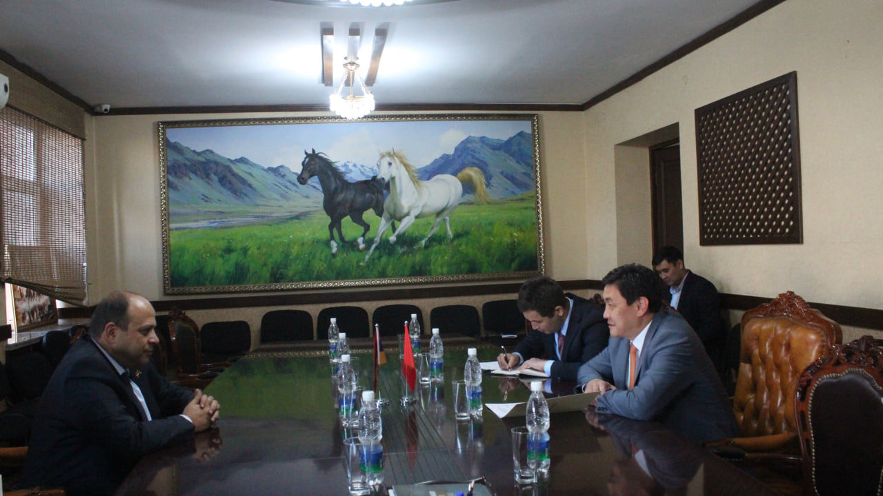 Посол Армении и министр экономики Киргизии обсудили экономическое сотрудничество