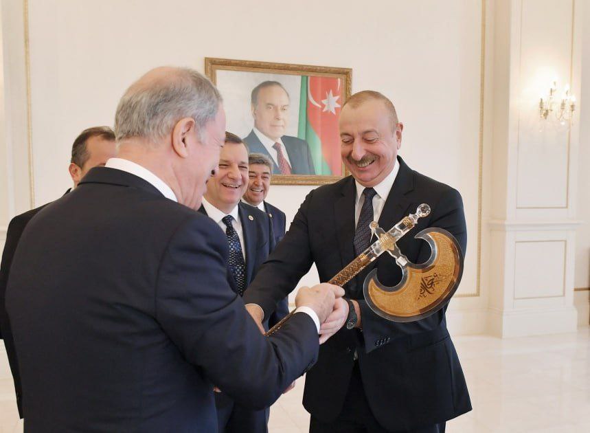 Подарок по Фрейду: экс-министр обороны Турции подарил Алиеву боевой топор 