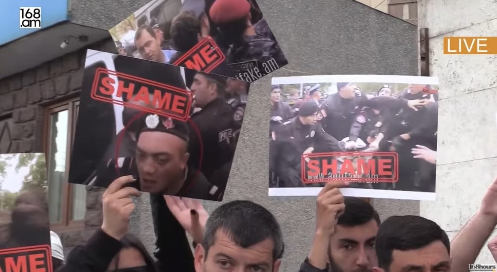 «Դիմադրության» շարժման ակտիվիստները ցույց են անցկացրել ԵՄ պատվիրակության շենքի մոտ
