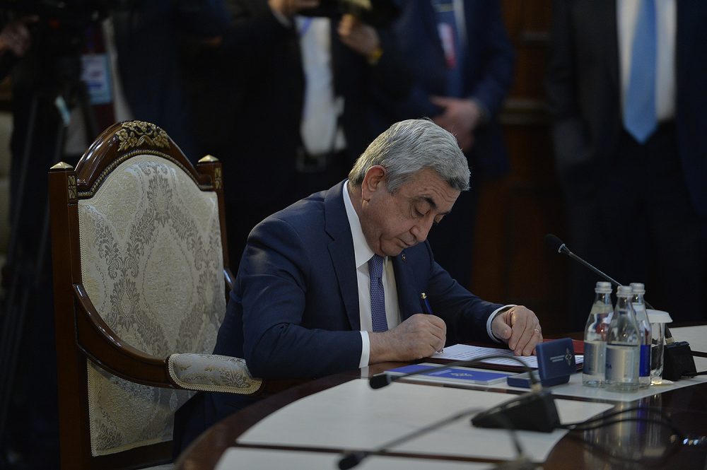 Президент Армении подписал нашумевший закон, ограничивающий отсрочку от армии