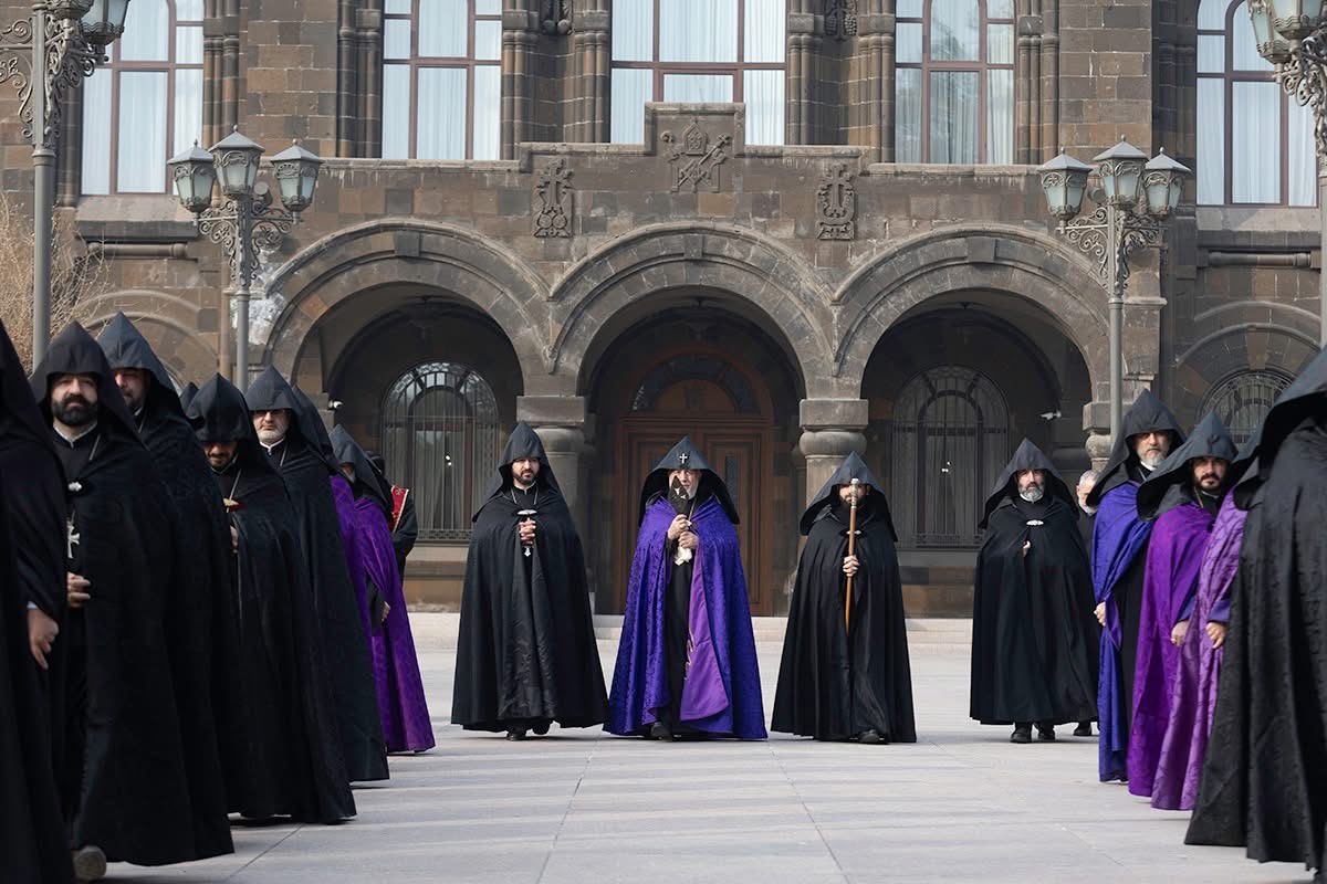 Гарегин II отложил назначенное на следующую неделю собрание епископов в Св. Эчмиадзине