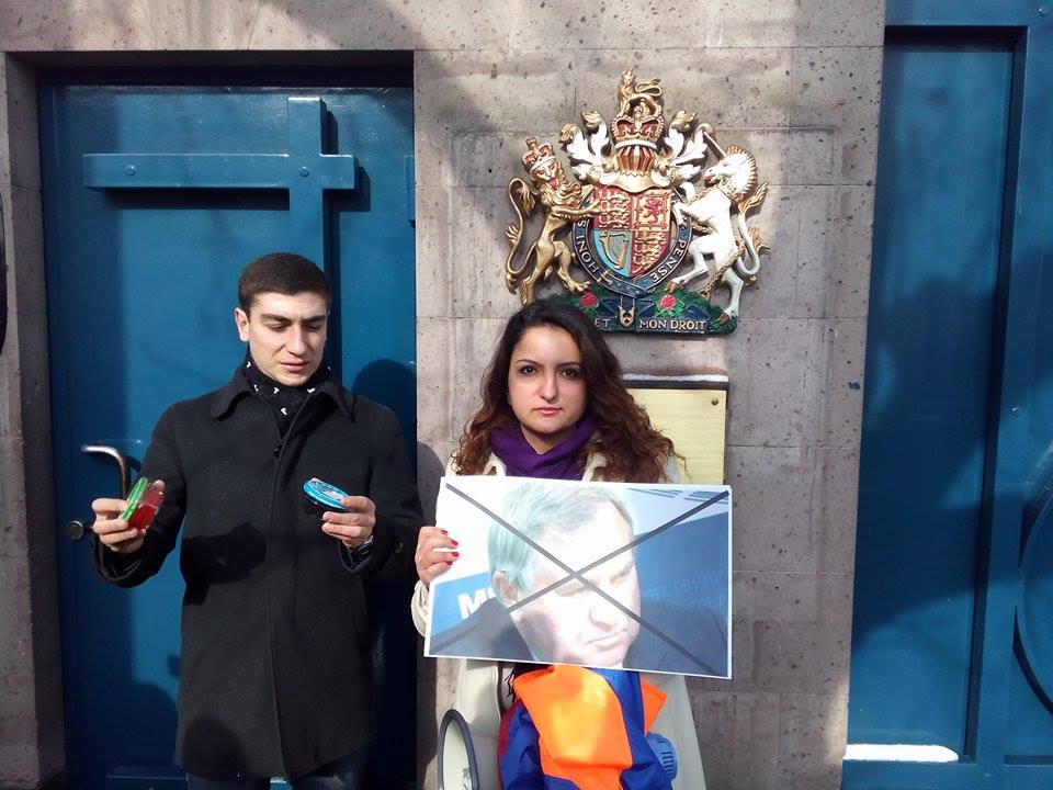 Черная икра для посольства Великобритании: Акция протеста против проазербайджанской политики 