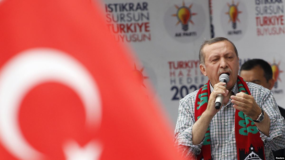 Десятки тысяч людей покидают ряды партии Эрдогана после выборов в Стамбуле 