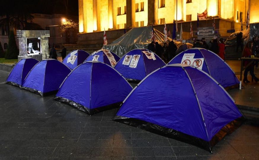 В Тбилиси оппозиционеры расставили палатки перед зданием парламента