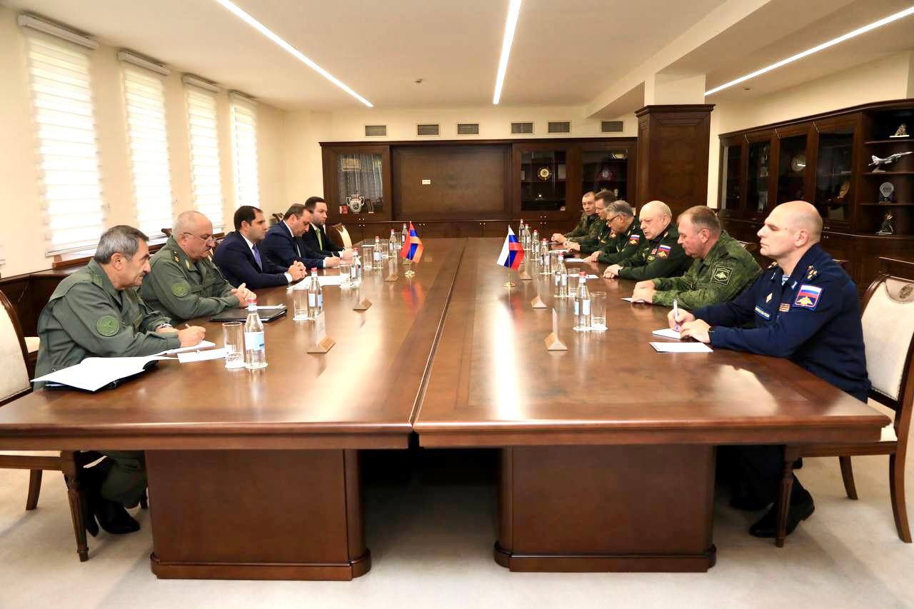 Папикян принял главнокомандующего Сухопутными войсками РФ и командующего РМК в Карабахе